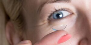 how to put in contact lenses