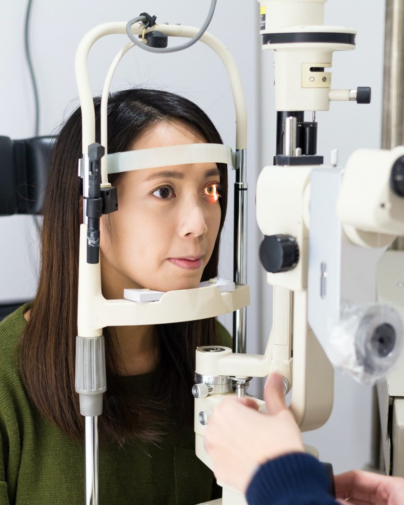patient-during-an-eye-exam-at-the-eye-clinic